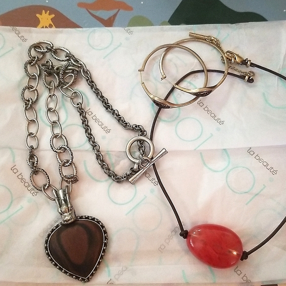 Necklaces and earrings - Picture 1 of 4